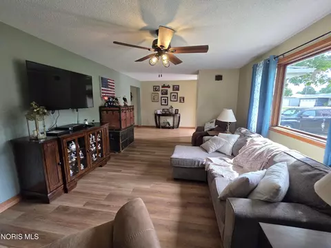 Living - 403 Enterprise St, Leipsic, OH 45856 photo 3 of 3