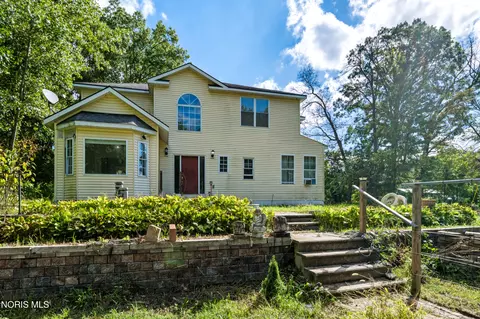 1119 S Schwamberger Rd, Swanton, OH 43558
