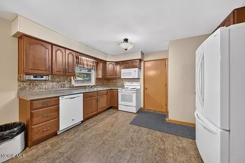 Kitchen - 1141 Brookside Dr, Findlay, OH 45840 photo 1 of 2
