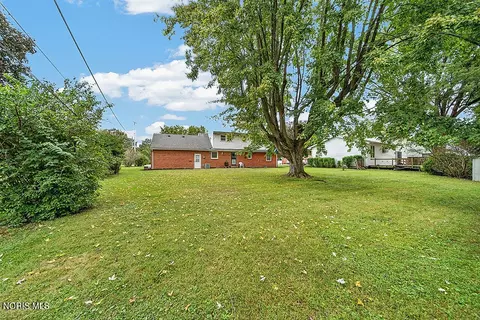 Exterior - 1141 Brookside Dr, Findlay, OH 45840 photo 4 of 8