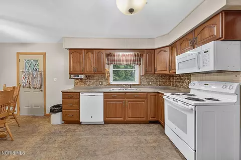 Kitchen - 1141 Brookside Dr, Findlay, OH 45840 photo 2 of 2
