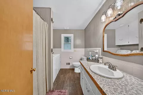Bath - 1141 Brookside Dr, Findlay, OH 45840 photo 1 of 2