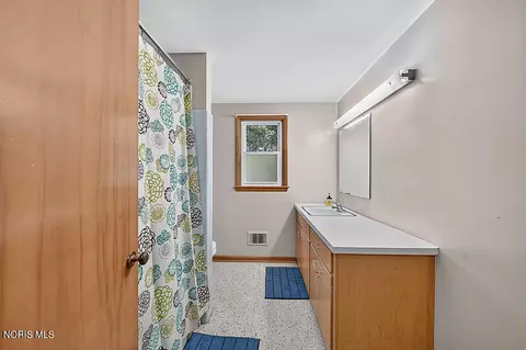 Bath - 1141 Brookside Dr, Findlay, OH 45840 photo 2 of 2
