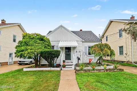 130 Helen Dr, Rossford, OH 43460
