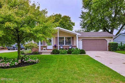 7116 Hall St, Holland, OH 43528