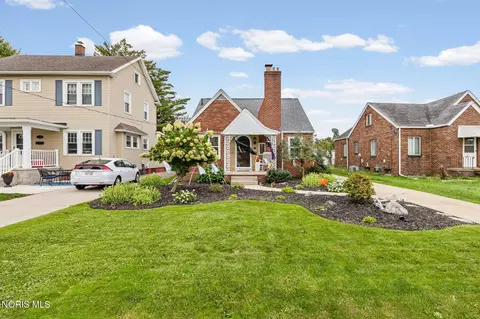 405 Eagle Point Rd, Rossford, OH 43460