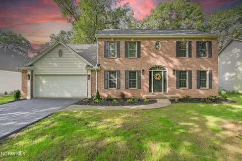 8342 Country Brook Dr, Holland, OH 43528