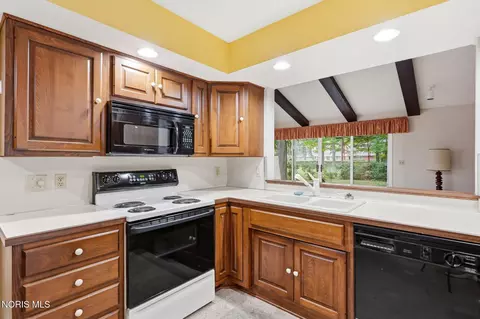 Kitchen - 615 Sutton Pl, Findlay, OH 45840 photo 3 of 4