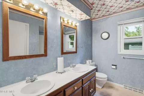 Bath - 615 Sutton Pl, Findlay, OH 45840 photo 1 of 4