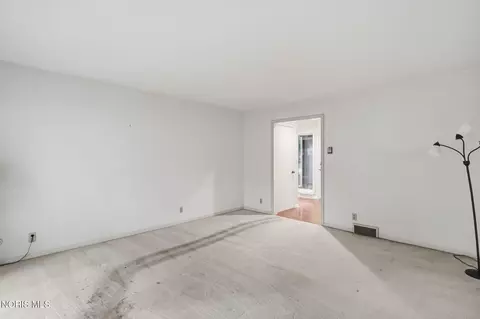 Living - 615 Sutton Pl, Findlay, OH 45840 photo 7 of 8