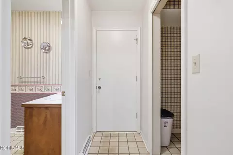 Entry Way - 615 Sutton Pl, Findlay, OH 45840 photo 2 of 2