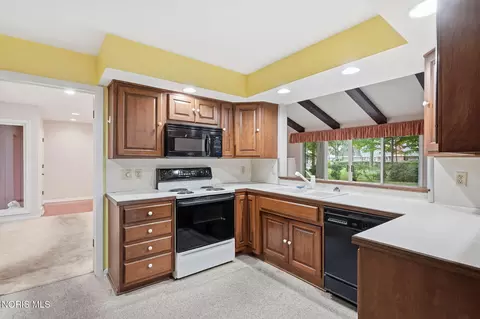 Kitchen - 615 Sutton Pl, Findlay, OH 45840 photo 2 of 4