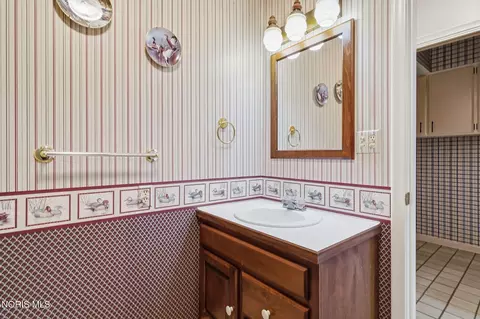Bath - 615 Sutton Pl, Findlay, OH 45840 photo 3 of 4