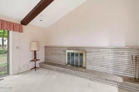Living - 615 Sutton Pl, Findlay, OH 45840 photo 5 of 8