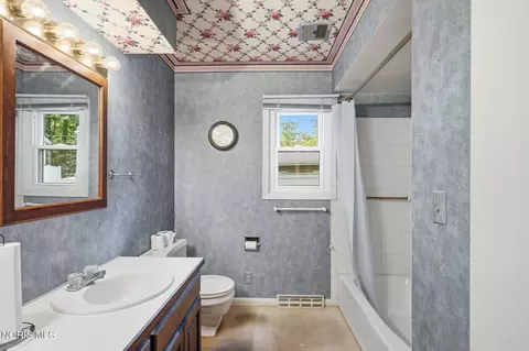Bath - 615 Sutton Pl, Findlay, OH 45840 photo 2 of 4