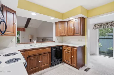 Kitchen - 615 Sutton Pl, Findlay, OH 45840 photo 1 of 4