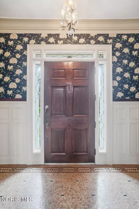 Entry Way - 2006 Mount Vernon Ave, Toledo, OH 43607 photo 1 of 4