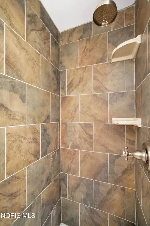 Bath - 2006 Mount Vernon Ave, Toledo, OH 43607 photo 6 of 6