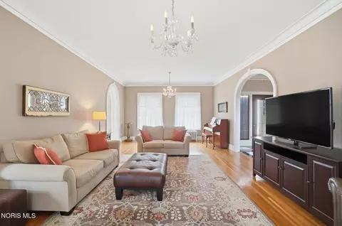 Living - 2006 Mount Vernon Ave, Toledo, OH 43607 photo 3 of 7