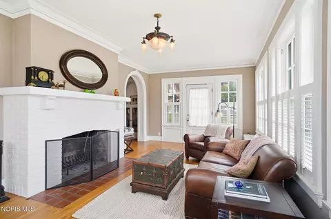 Living - 2006 Mount Vernon Ave, Toledo, OH 43607 photo 6 of 7