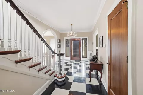 Entry Way - 2006 Mount Vernon Ave, Toledo, OH 43607 photo 3 of 4