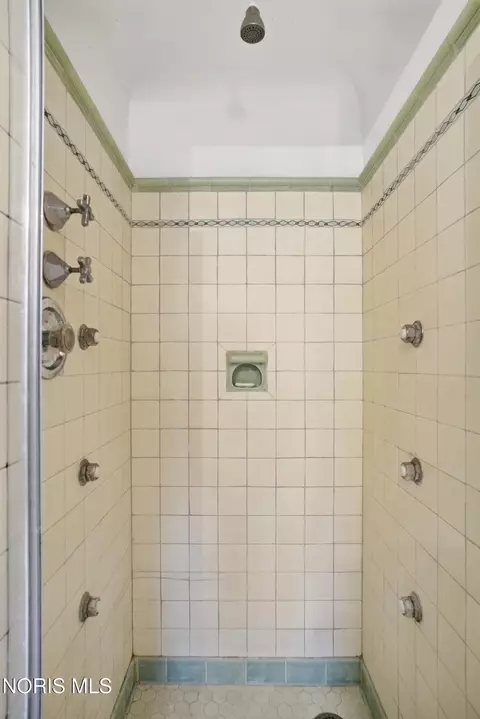 Bath - 2006 Mount Vernon Ave, Toledo, OH 43607 photo 3 of 6