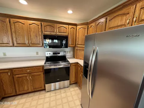 Kitchen - 164 Cedarbrook Dr, Ottawa, OH 45875 photo 3 of 5