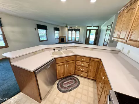 Kitchen - 164 Cedarbrook Dr, Ottawa, OH 45875 photo 2 of 5