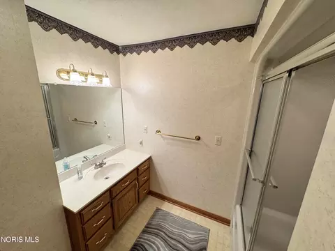 Bath - 164 Cedarbrook Dr, Ottawa, OH 45875 photo 2 of 4