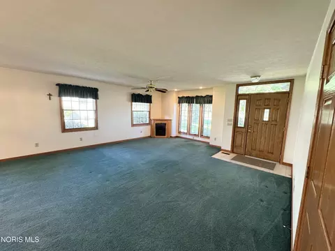Living - 164 Cedarbrook Dr, Ottawa, OH 45875 photo 3 of 5