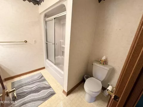 Bath - 164 Cedarbrook Dr, Ottawa, OH 45875 photo 3 of 4
