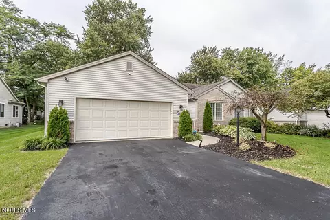 552 Crystal Lake Dr, Holland, OH 43528