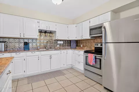 Kitchen - 1040 E 2nd St, Ottawa, OH 45875 photo 4 of 5