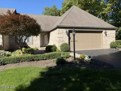 17 Walnut Creek Dr, Holland, OH 43528