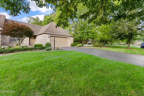 17 Walnut Creek Dr, Holland, OH 43528