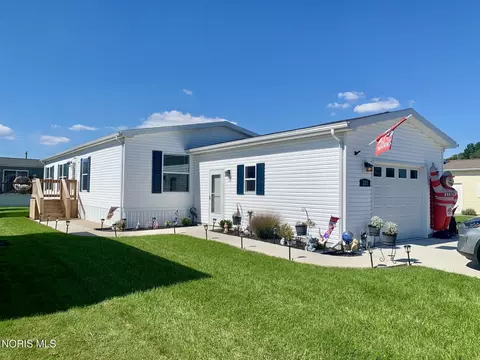 203 Meadowood Dr, Walbridge, OH 43465