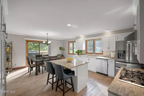 Kitchen - 3903 Deerpath Dr, Sandusky, OH 44870 photo 4 of 10