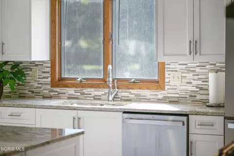 Kitchen - 3903 Deerpath Dr, Sandusky, OH 44870 photo 5 of 10