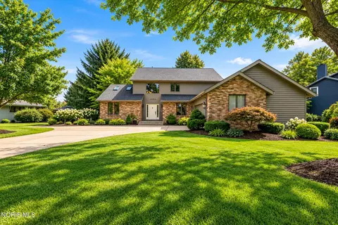 Exterior - 3903 Deerpath Dr, Sandusky, OH 44870 photo 2 of 19