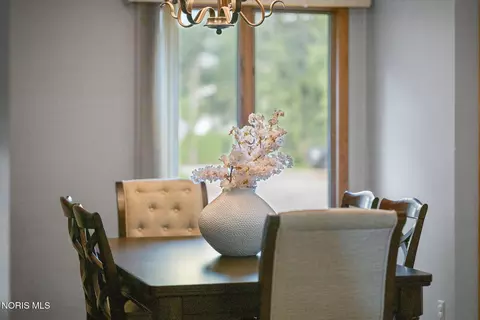 Dining - 3903 Deerpath Dr, Sandusky, OH 44870 photo 4 of 5