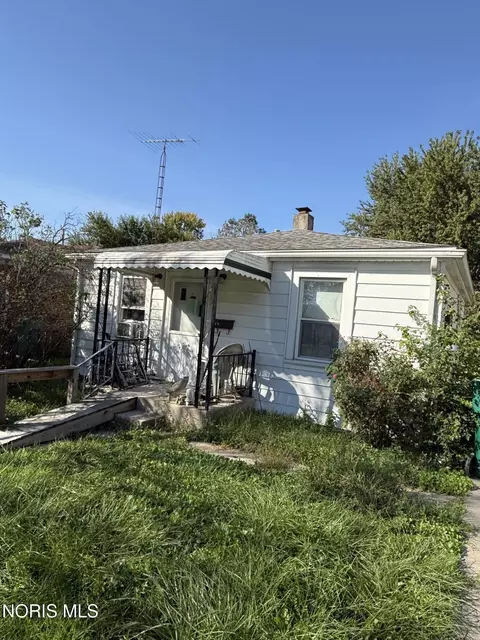 1130 Lewis St, Rossford, OH 43460