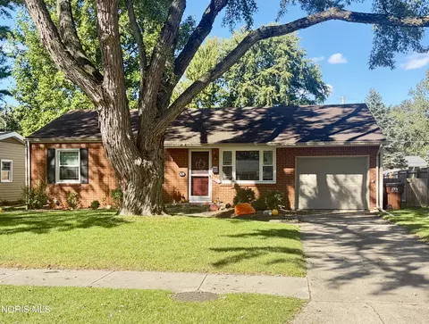 828 Cherry Ln, Waterville, OH 43566