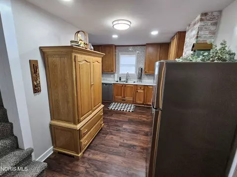 Kitchen - 567 N 8th St, Upper Sandusky, OH 43351 photo 3 of 3