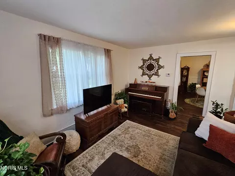 Living - 567 N 8th St, Upper Sandusky, OH 43351 photo 2 of 2