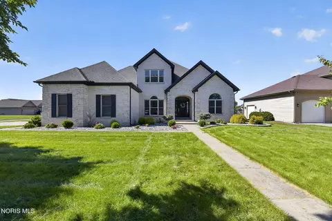 520 Pine Valley Dr, Bowling Green, OH 43402