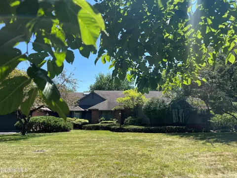 28 Wolf Ridge Dr, Holland, OH 43528