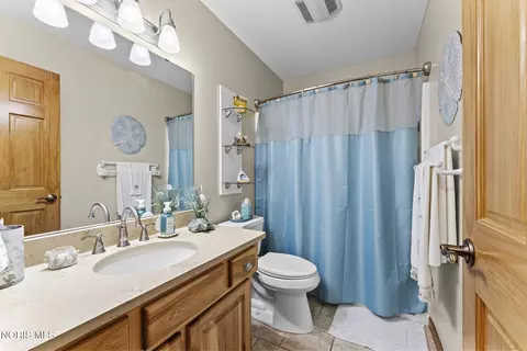 Bath - 23959 W Walbridge Rd, Curtice, OH 43412 photo 2 of 7
