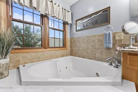 Bath - 23959 W Walbridge Rd, Curtice, OH 43412 photo 6 of 7