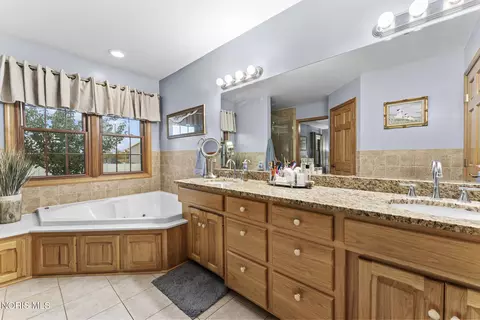 Bath - 23959 W Walbridge Rd, Curtice, OH 43412 photo 4 of 7