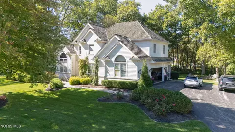 30185 Hickory Hill Dr, Perrysburg, OH 43551